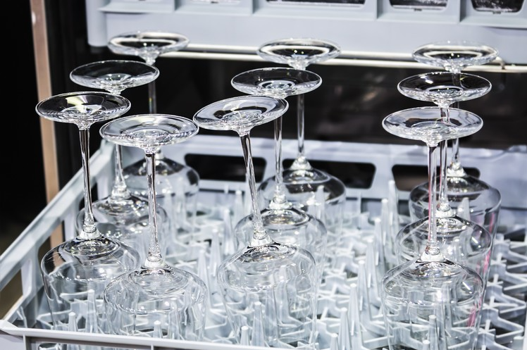Waarom-is-een-professionele-glazenspoelmachine-belangrijk-voor-de-voedselhygiëne