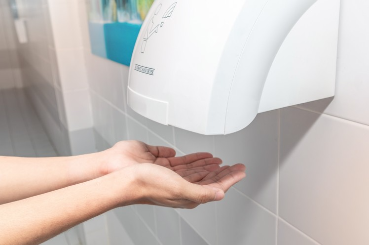 Wat-zijn-de-voordelen-van-een-elektrische-handdroger-voor-een-bedrijf