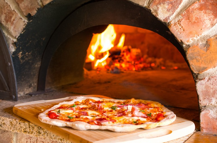 Pizza-in-een-houteoven