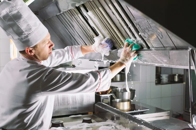 Hotte professionnelle : quelles sont les règles d’évacuation des fumées de cuisine ?