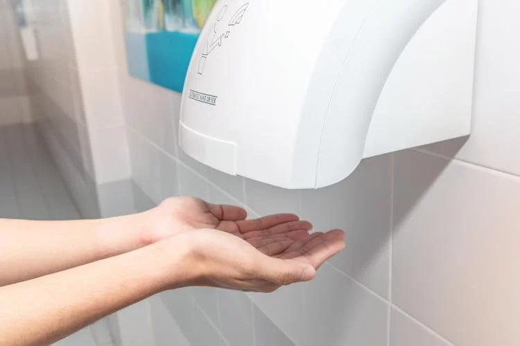 Covid : hygiénique, le sèche-main électrique ?
