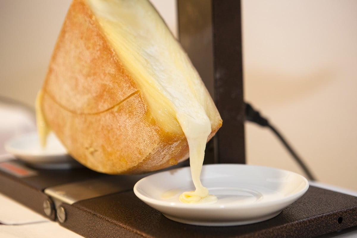 Appareil à raclette en demi-meule