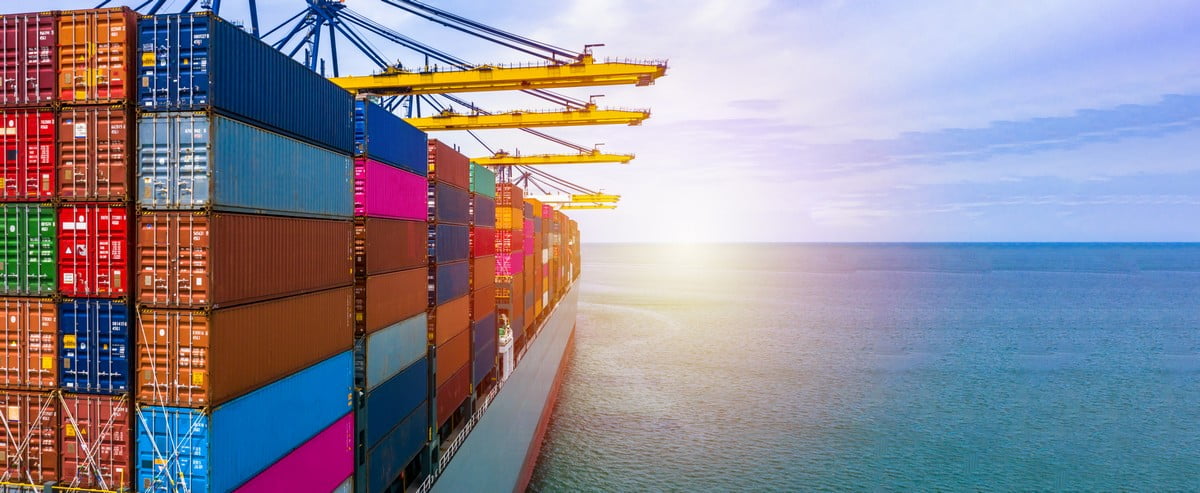 Containers transport maritime