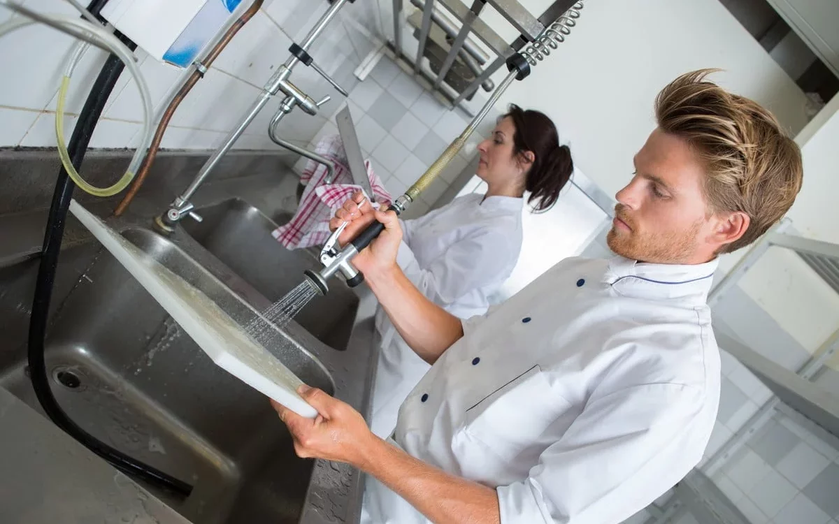 Comment faire la plonge dans un restaurant ?
