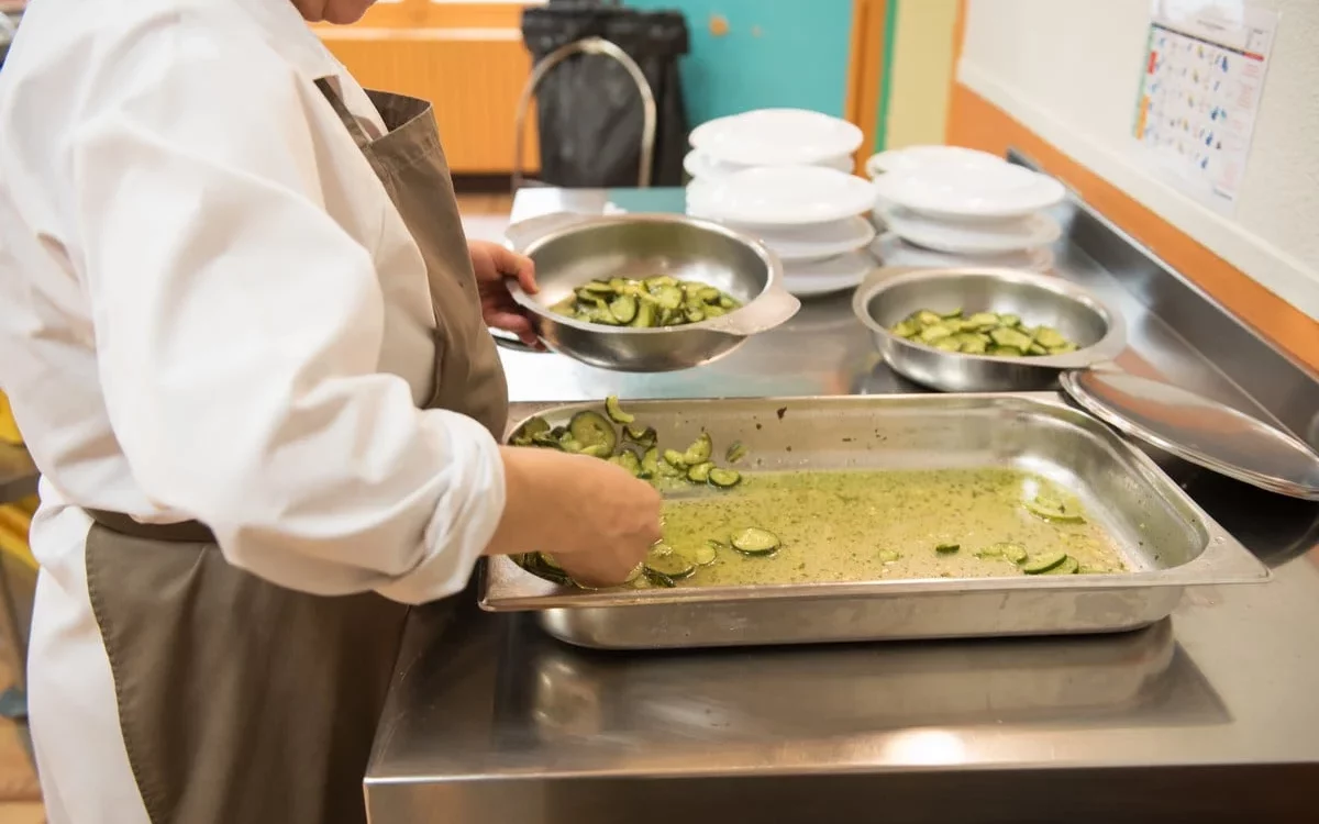 Comment faire pour travailler dans la restauration scolaire ?