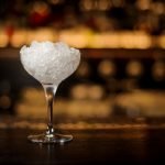 Verre de glace pilée avec un broyeur à glace