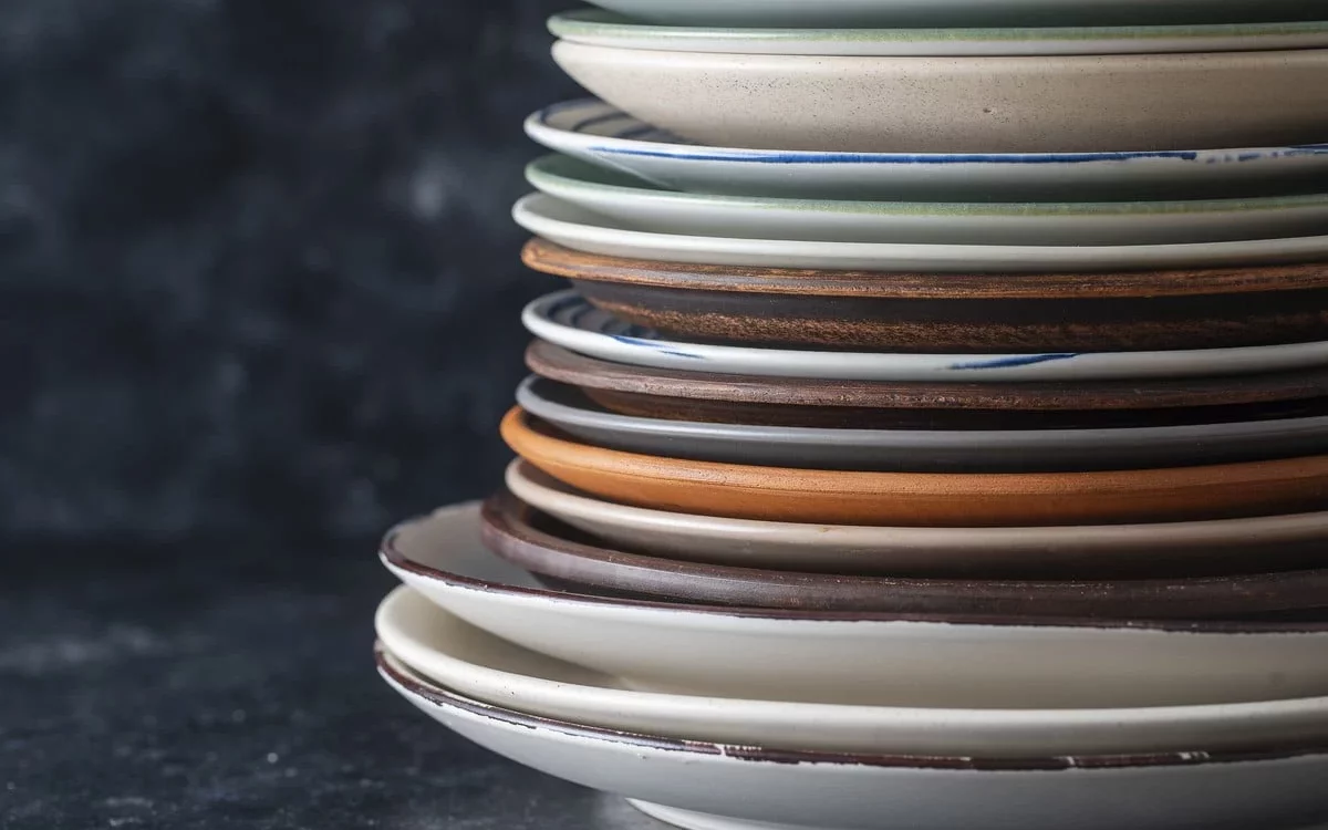 Comment chauffer les assiettes avant de les servir ?