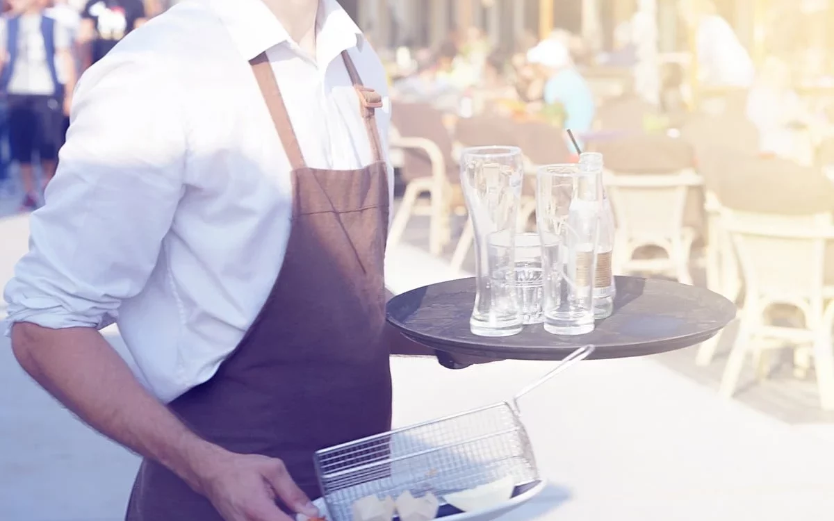 Comment débarrasser une table dans un restaurant ?