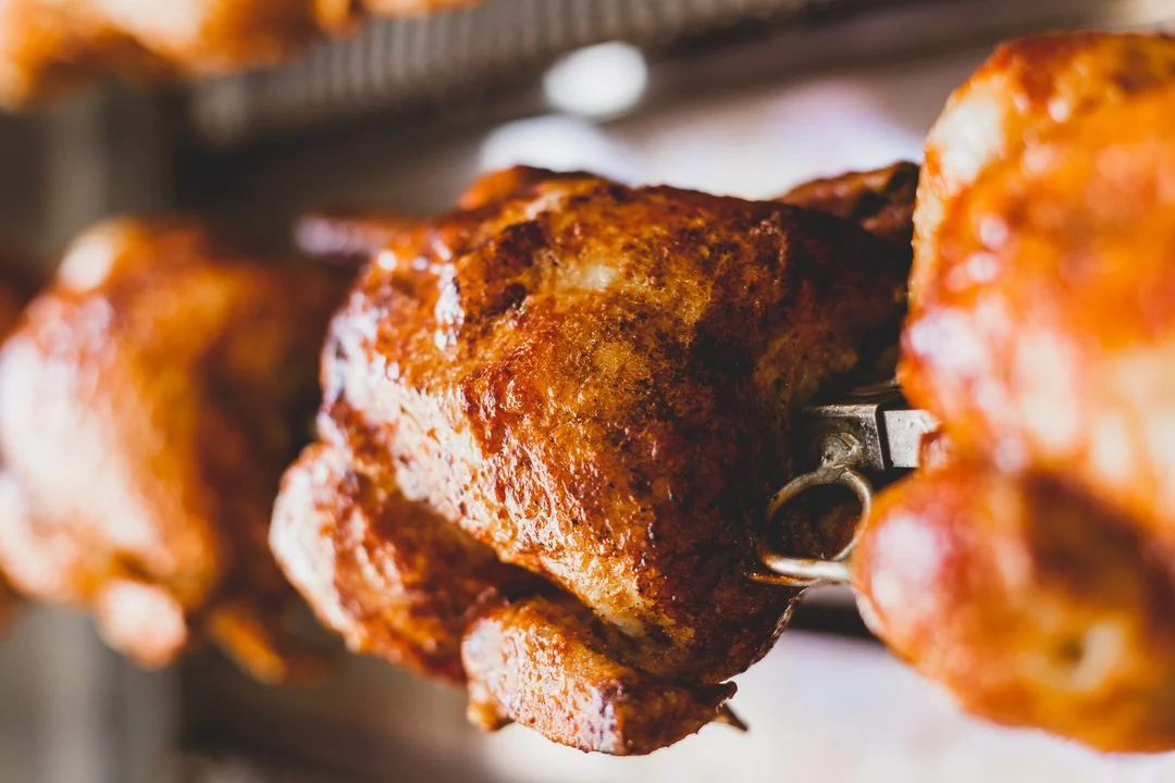 Quel est le temps de cuisson d’un poulet dans une rôtissoire professionnelle ?