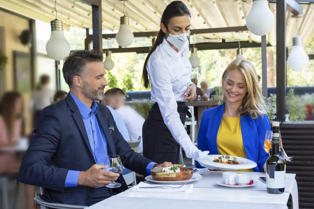 Comment servir les clients dans un restaurant