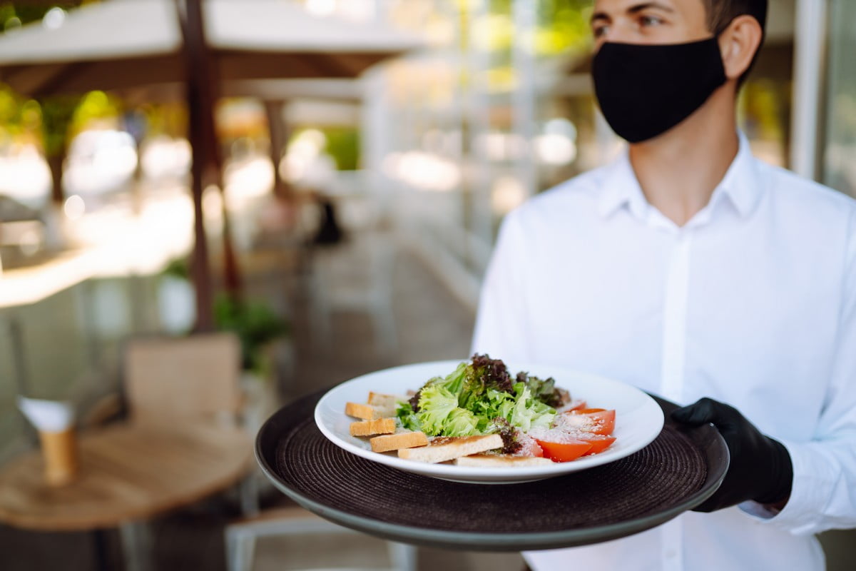 Servir plats dans un restaurant avec covid