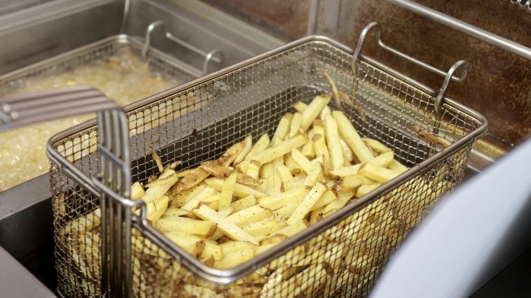 Cuisson de frites maison dans une friteuse professionnelle