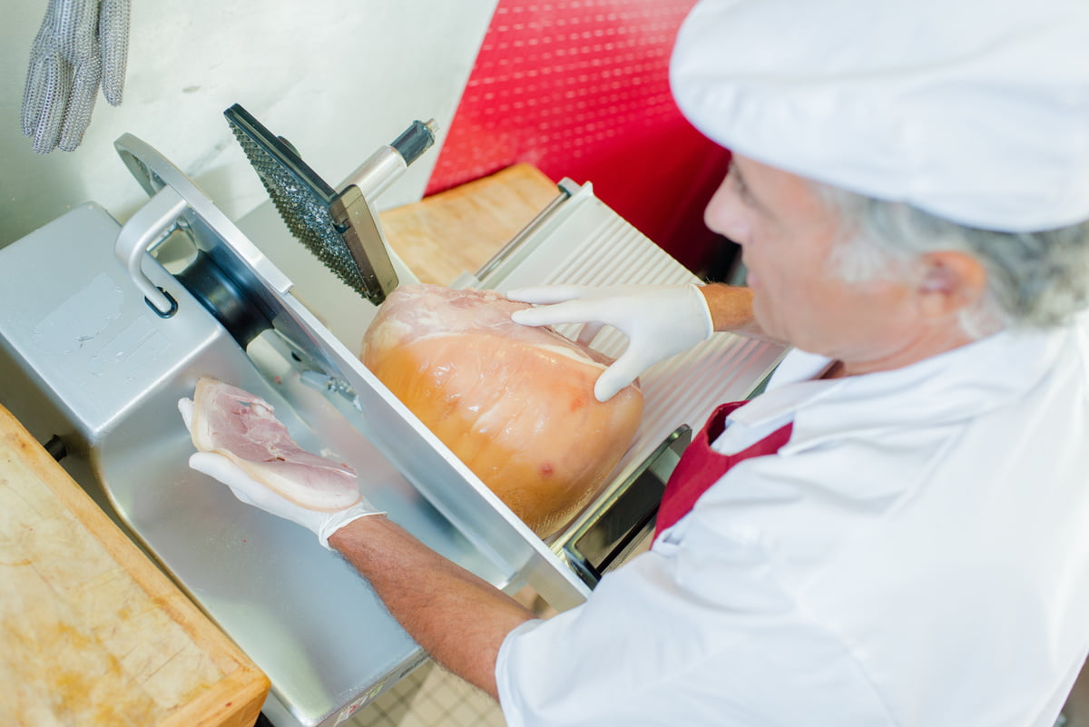 se-servir-dune-trancheuse-a-jambon