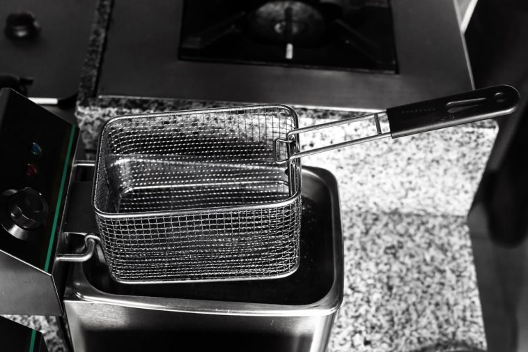 cleaning-the-fryer