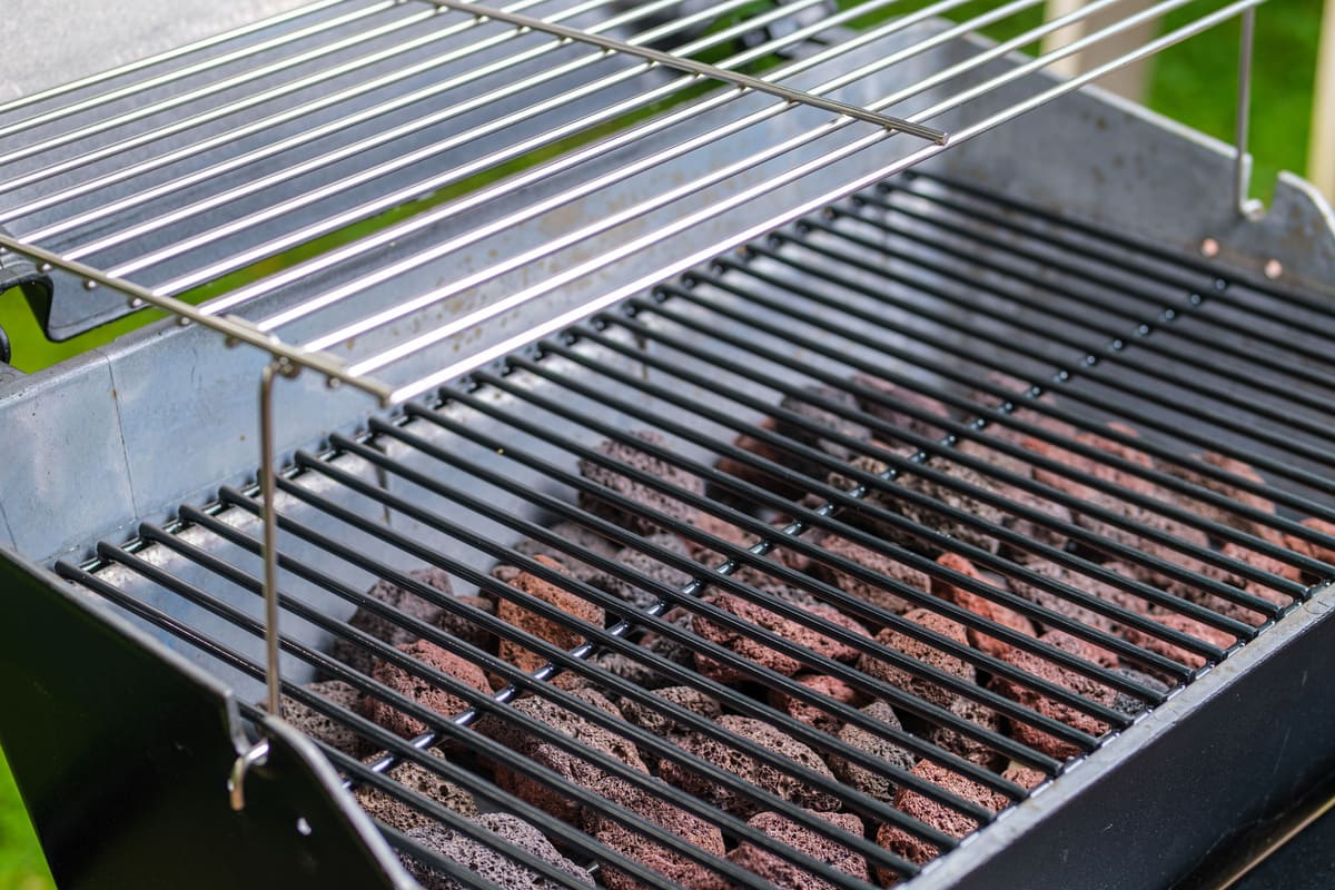 pierres de lave dans un barbecue à gaz