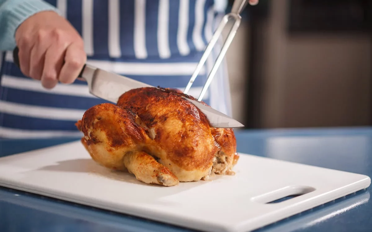 Comment savoir si un poulet à la broche est cuit ?