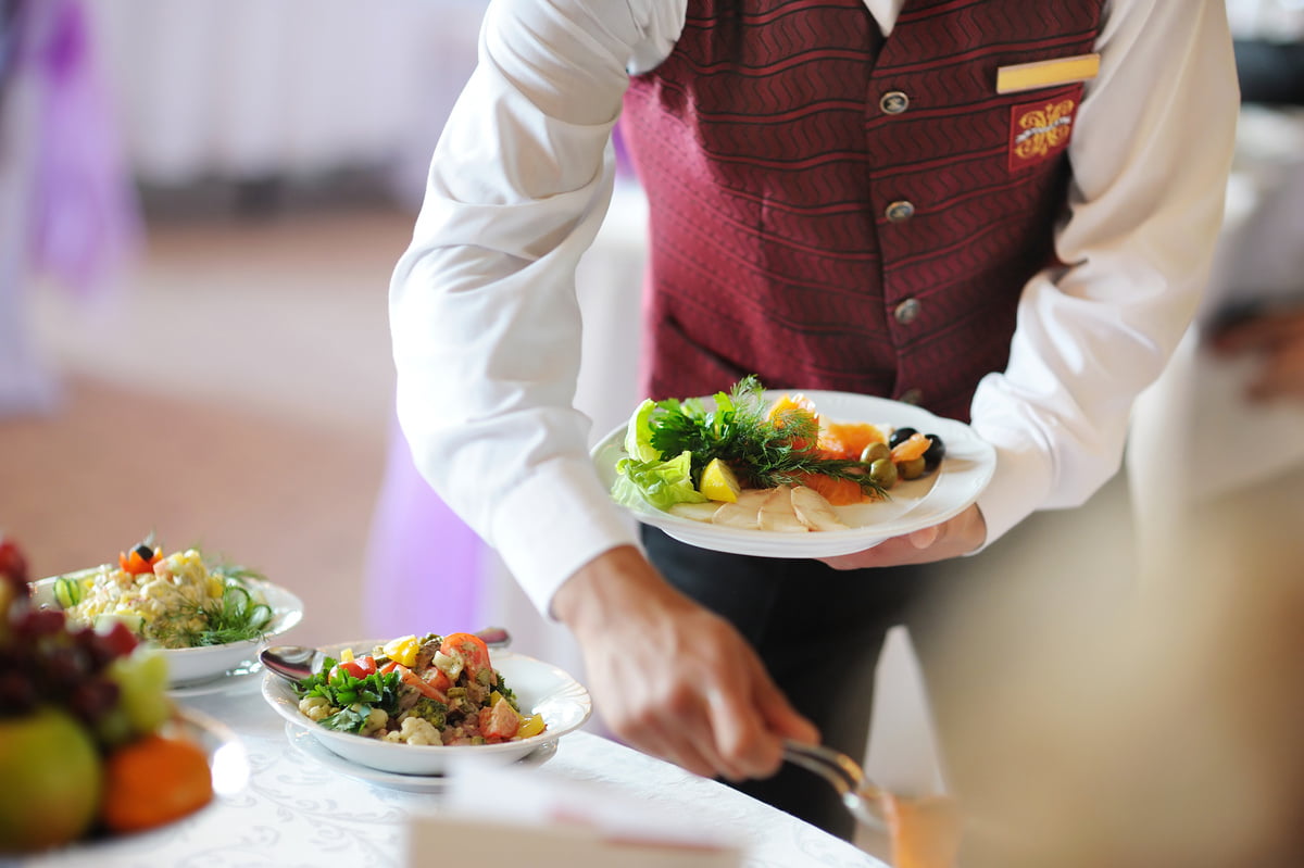 serveur à restaurant inclusif