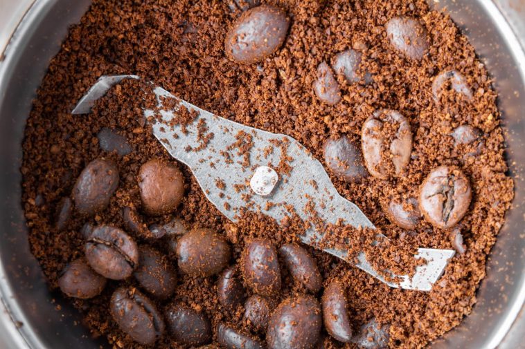 moudre-du-cafe-avec-un-blender