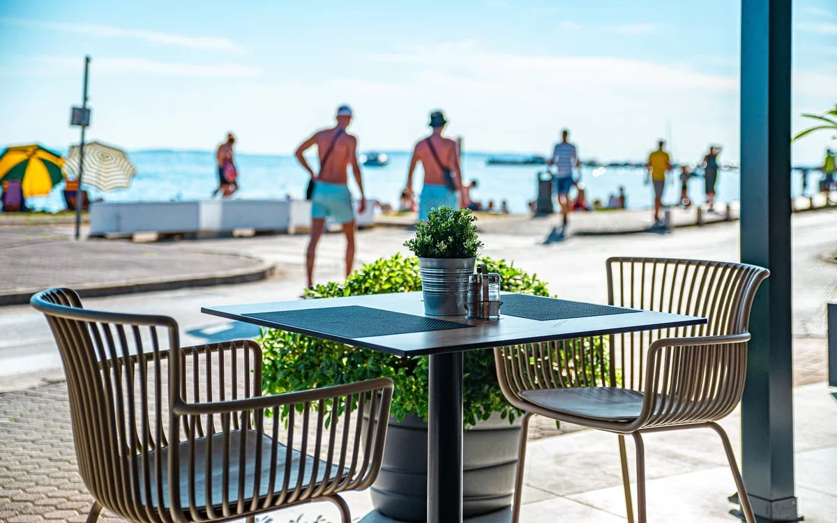 Table terrasse : Comment bien la choisir pour rendre votre terrasse restaurant élégante ?