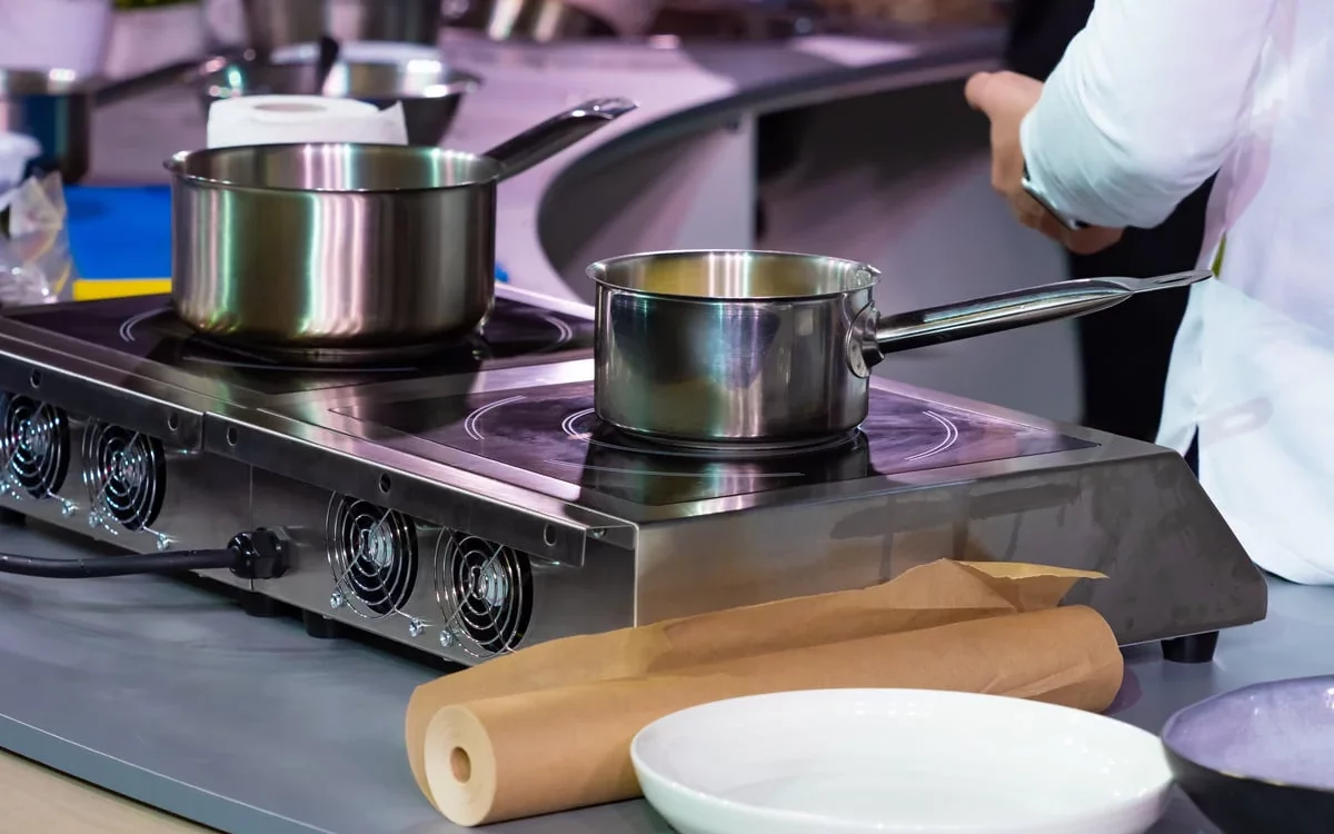 Comment nettoyer une plaque de cuisson électrique ? 