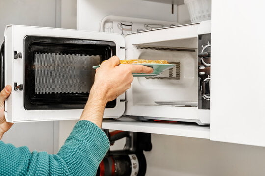 cuisinier avec un micro onde