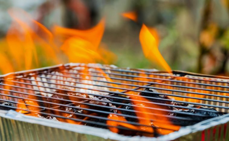 allumer barbecue à charbon
