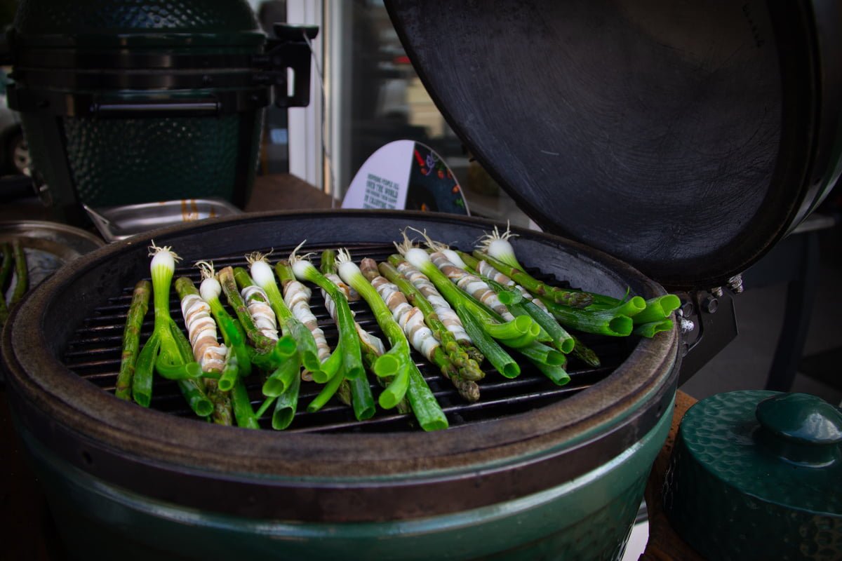 griller des l&eacute;gumes avec kamado