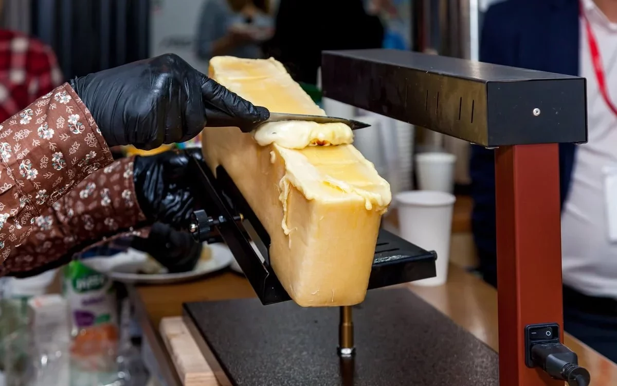 Véritable appareil à raclette savoyarde traditionnel : La sélection de Matériel Horeca