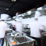 salle de cuisine restaurant avec une hotte aspirante