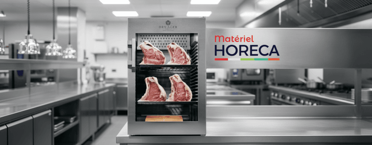 Armoire de maturation Dry Ager DX0500PS dans une boucherie haut de gamme, ambiance premium, viandes maturées exposées, éclairage professionnel.