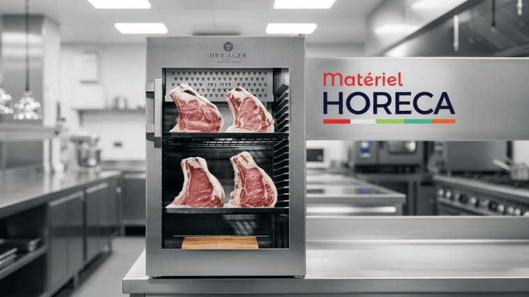 Armoire de maturation Dry Ager DX0500PS dans une boucherie haut de gamme, ambiance premium, viandes maturées exposées, éclairage professionnel.