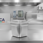 Gros plan sur un bac gastronorme inox GN 1/6 dans une cuisine moderne, reflet professionnel et texture détaillée.
