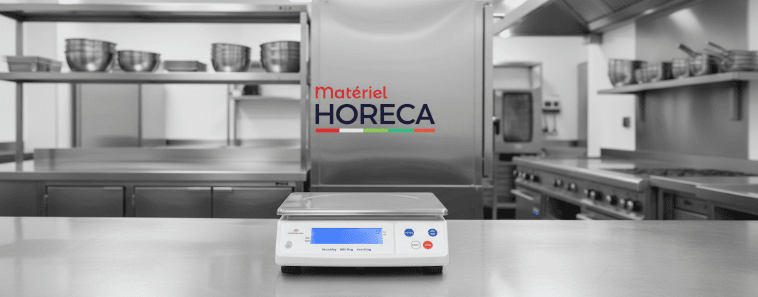 Chef utilisant une balance Louis Tellier 30 kg en cuisine professionnelle
