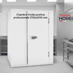 Chambre froide positive professionnelle 2100x2100 mm ouverte, produits frais, lumière dramatique, effet vapeur.