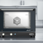 Four à convection UNOX XF023 avec viennoiseries dans une boulangerie moderne