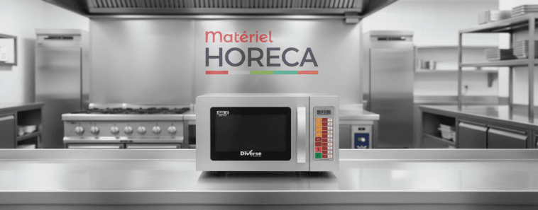 Chef professionnel ouvrant un four micro-ondes en inox WR-2510-DE dans une cuisine moderne et lumineuse