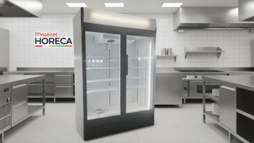 Frigo vitrine à boissons double portes Full White 708L ICESHOP éclairé en magasin, boissons colorées en exposition, ambiance premium.