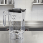 Gobelet en polycarbonate transparent pour blender HBH750 sur un comptoir professionnel, ambiance haut de gamme