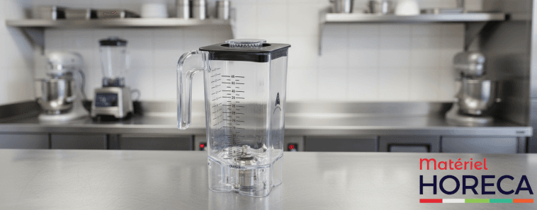 Gobelet en polycarbonate transparent pour blender HBH750 sur un comptoir professionnel, ambiance haut de gamme
