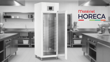 Armoire réfrigérée professionnelle ouverte dans une cuisine de chef, produits frais visibles, ambiance studio ultra réaliste.