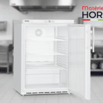 Armoire réfrigérée Liebherr FKUv 1610 ouverte sous plan de travail dans cuisine pro, boissons et ingrédients frais visibles, ambiance pro et nette.