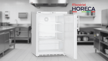 Armoire réfrigérée Liebherr FKUv 1610 ouverte sous plan de travail dans cuisine pro, boissons et ingrédients frais visibles, ambiance pro et nette.