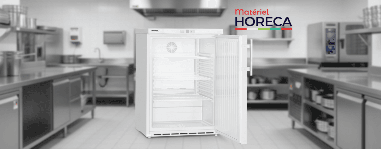 Armoire réfrigérée Liebherr FKUv 1610 ouverte sous plan de travail dans cuisine pro, boissons et ingrédients frais visibles, ambiance pro et nette.
