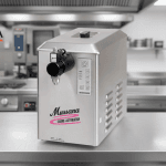Machine à chantilly Lady Microtronic Mussana 6 litres sur plan de travail professionnel avec ambiance animée de cuisine