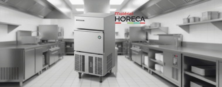 Machine à glaçons Hoshizaki IM30 CNE HC en action avec glaçons cubes pleins en gros plan dans une cuisine professionnelle moderne