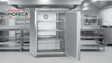 Réfrigérateur Liebherr FKuv 1660-24 installé dans une cuisine pro moderne, porte ouverte, ambiance choc et fraîcheur.