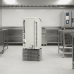 Refroidisseur d’eau vertical Panimatic 90L dans un atelier de boulangerie moderne, éclairage professionnel, focus sur la machine.