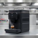 Machine à café professionnelle Saeco Royal Black en service dans un café moderne, vapeur et ambiance vivante
