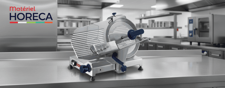 Trancheuse professionnelle Diamond 300 mm en full action sur un plan de travail inox, ambiance cuisine professionnelle électrique