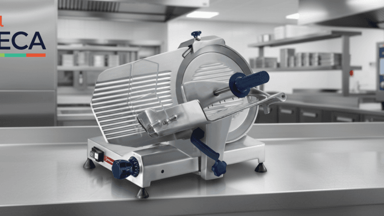 Trancheuse professionnelle Diamond 300 mm en full action sur un plan de travail inox, ambiance cuisine professionnelle électrique